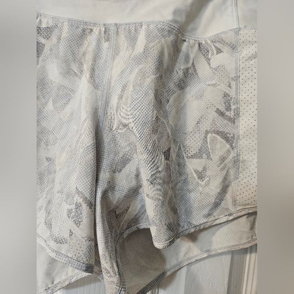 Lululemon Real Quick Short *Perforated 3.5"Jasmine White Multi - Picture 4 of 7